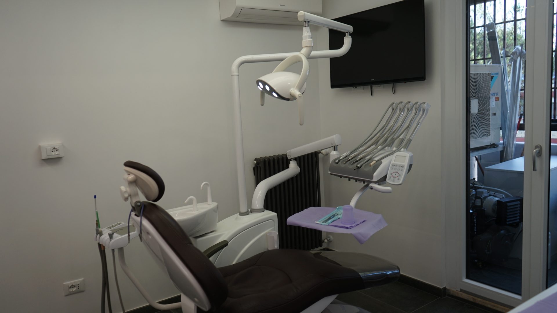 Riunito odontoiatrico nella sala per l'igiene dentale professionale
